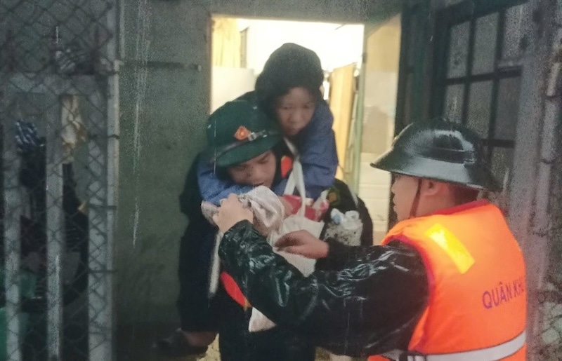 Authorities of Hai Chau district, Da Nang city support the evacuation of people in low-lying areas. Photo: Hai Chau