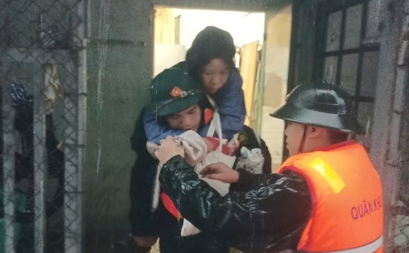 Authorities of Hai Chau district, Da Nang city support the evacuation of people in low-lying areas. Photo: Hai Chau