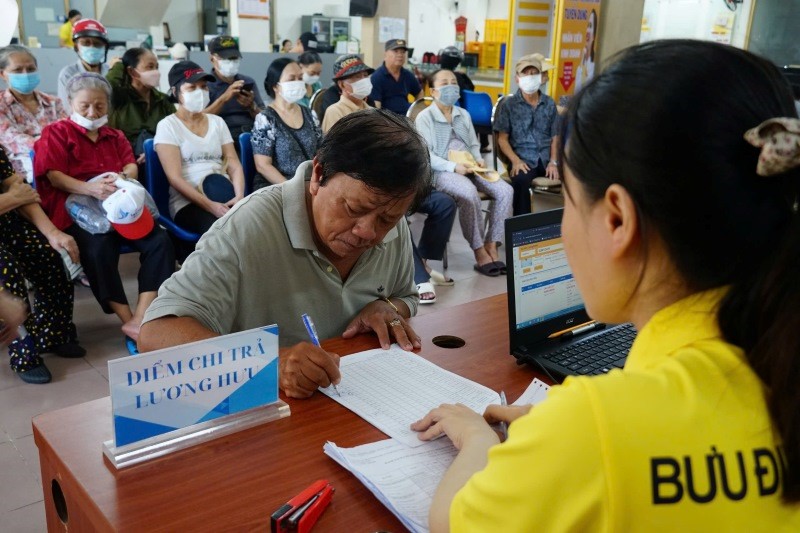 Recipients of pensions and social insurance benefits in cash in Ho Chi Minh City will be paid by Ho Chi Minh City Post Office at payment points from the 4th to the 10th of each month and continue to be paid at post offices of the Central and District Post Offices from the 11th to the 25th of each month. Photo: Duc Long
