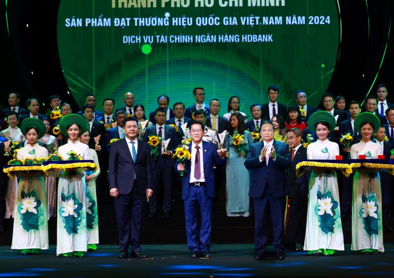 HDBank General Director Pham Quoc Thanh received the Vietnam National Brand 2024 logo from Prime Minister Pham Minh Chinh and congratulatory flowers from Minister of Industry and Trade Nguyen Hong Dien at the Ceremony to announce products and services achieving Vietnam National Brand 2024