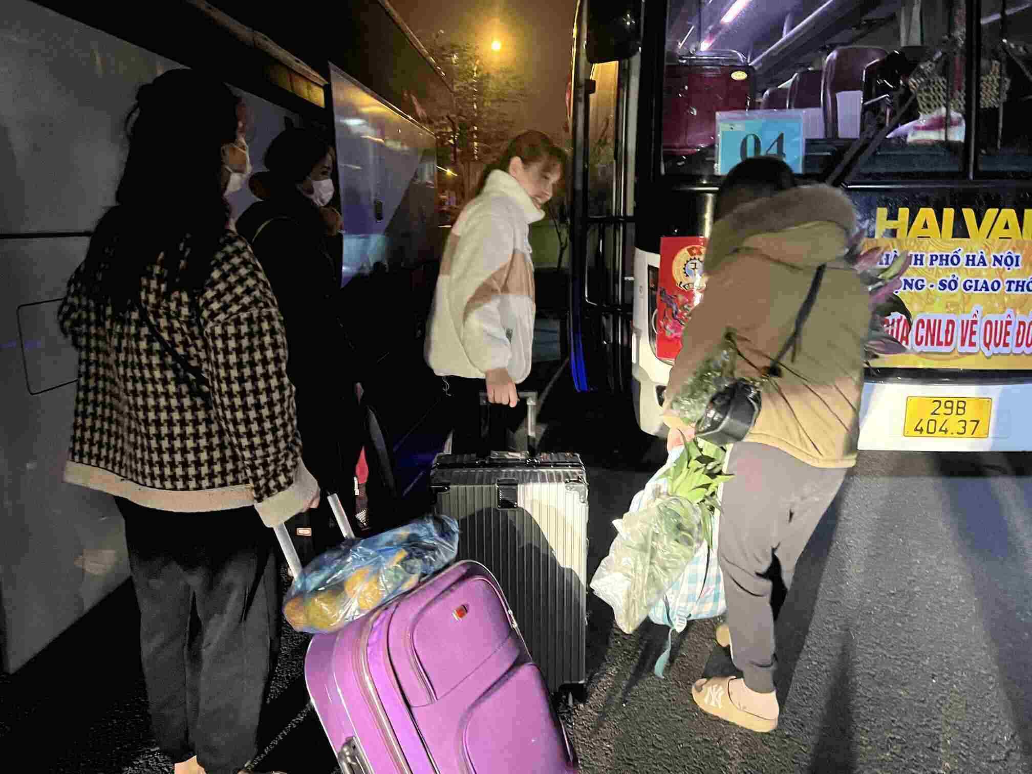Workers return home to celebrate the Year of the Dragon by bus organized by the Hanoi City Labor Federation. This activity will continue to be held on the occasion of the Year of the Snake 2025. Photo: Kieu Vu