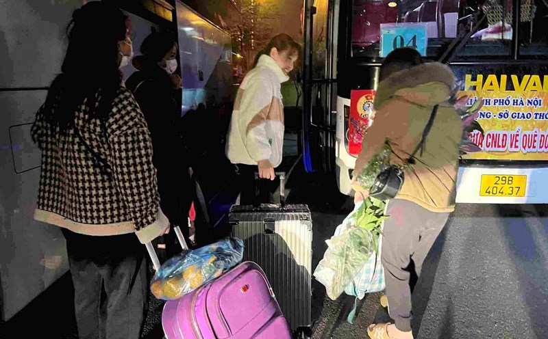 Workers return home to celebrate the Year of the Dragon by bus organized by the Hanoi City Labor Federation. This activity will continue to be held on the occasion of the Year of the Snake 2025. Photo: Kieu Vu