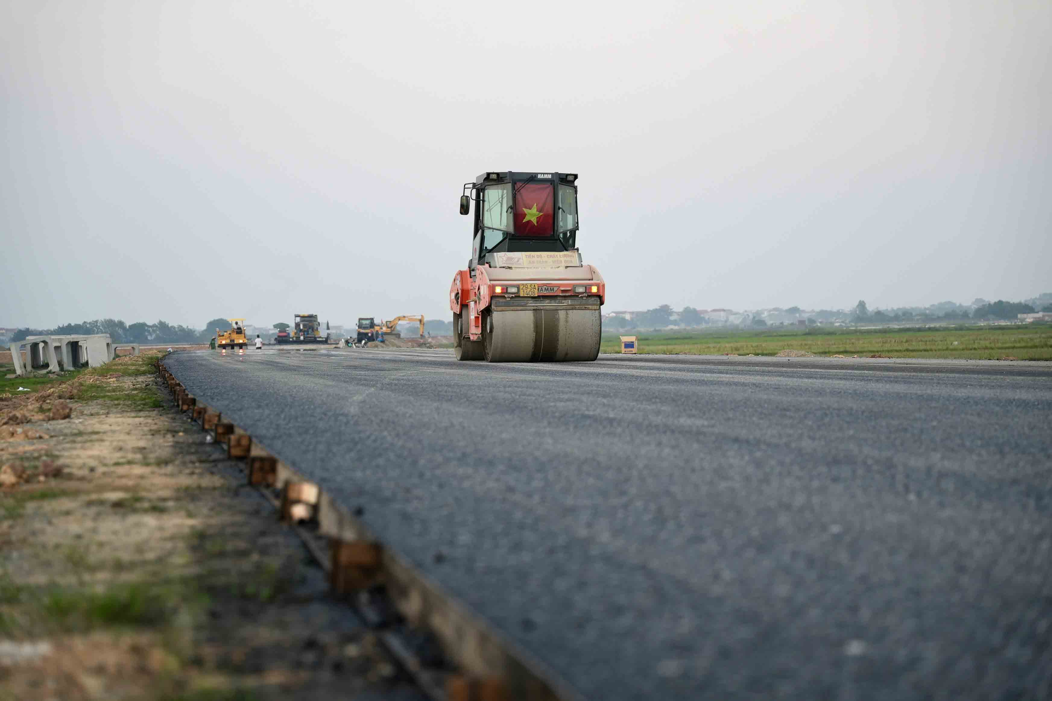 A parallel section of Ring Road 4 through Me Linh District, Hanoi is being paved with asphalt. Photo: Huu Chanh