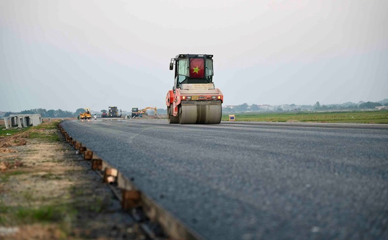 A parallel section of Ring Road 4 through Me Linh District, Hanoi is being paved with asphalt. Photo: Huu Chanh