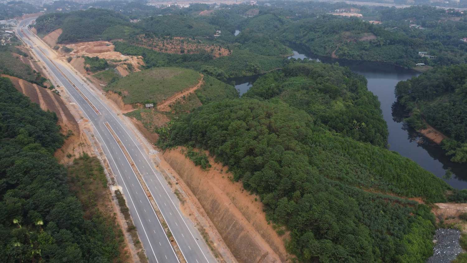 The 4km-long, over VND400 billion route connects National Highway 37, National Highway 32C with Noi Bai - Lao Cai Expressway. Photo: Tran Bui