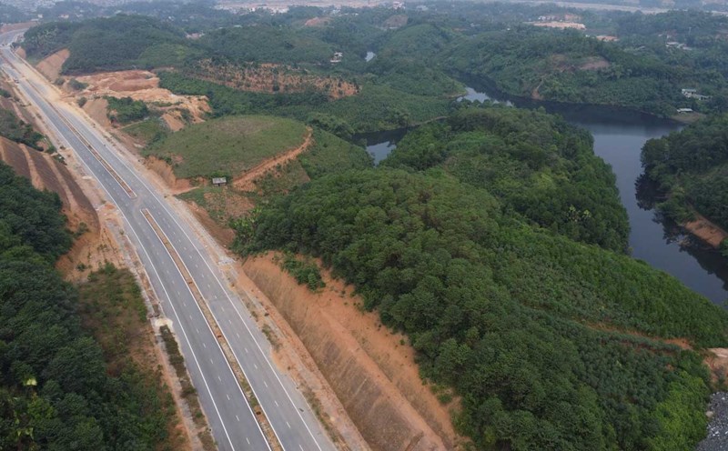 The 4km-long, over VND400 billion route connects National Highway 37, National Highway 32C with Noi Bai - Lao Cai Expressway. Photo: Tran Bui