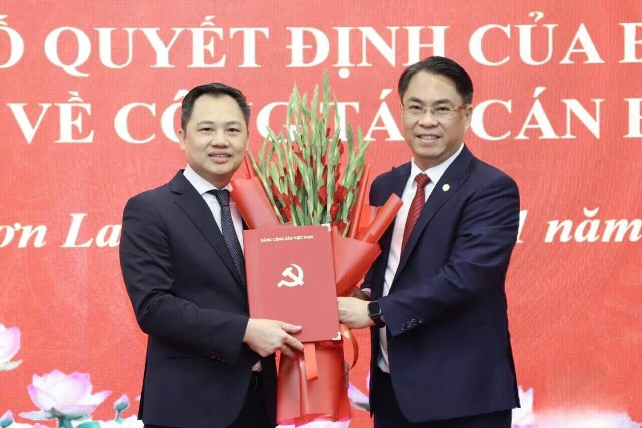 Mr. Nguyen Dinh Viet (left) received the decision to appoint Deputy Secretary of Son La Provincial Party Committee. Photo: Son La Newspaper