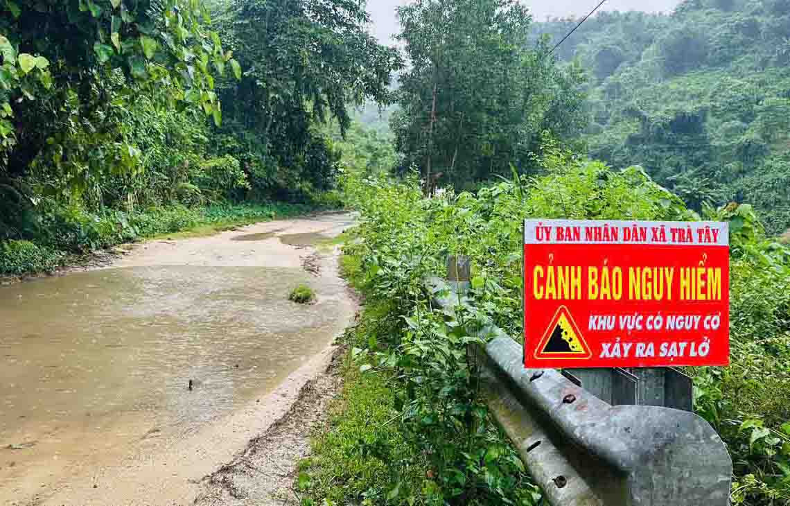 UBND xa Tra Tay, huyen Tra Bong, tinh Quang Ngai - cam bien canh bao khu vuc nguy co sat lo nui. Anh: Vien Nguyen