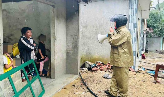 Lực lượng chức năng huyện Trà Bồng, tỉnh Quảng Ngãi luôn sẵn sàng vận động người dân vùng nguy cơ sạt lở núi  sơ tán, di dời đến nơi an toàn khi có yêu cầu. Ảnh: Viên Nguyễn