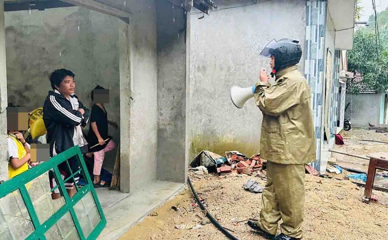 Authorities in Tra Bong district, Quang Ngai province are always ready to mobilize people in landslide-prone areas to evacuate and move to a safe place when requested. Photo: Vien Nguyen
