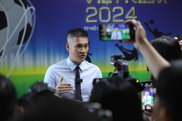 Football legend Le Cong Vinh shares with the press at the press conference announcing the 2024 Vietnam Golden Ball award. Photo: Organizing Committee