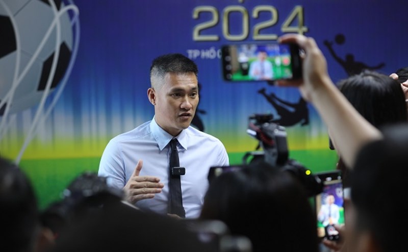 Football legend Le Cong Vinh shares with the press at the press conference announcing the 2024 Vietnam Golden Ball award. Photo: Organizing Committee