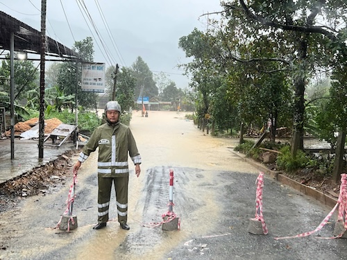 Lực lượng chức năng giăng dây ở khu vực nước sâu. Ảnh: Công an huyện Hòa Vang