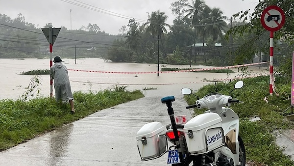 Da Nang City authorities set up checkpoints and put up warning ropes at La Nga Pass, Highway 601. Photo: Hoa Vang District Police