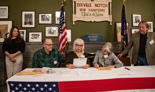Công bố kết quả kiểm phiếu bầu cử Mỹ tại Dixville Notch, bang New Hampshire. Ảnh: AFP