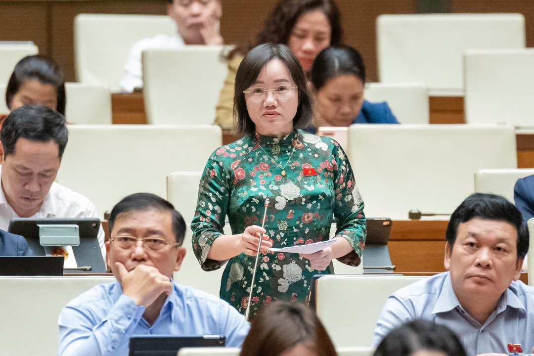 Delegate Thai Thi An Chung (Nghe An Delegation) agreed with the proposal to raise the maximum age limit for officers in active service, which means raising the pension rate. Photo: National Assembly