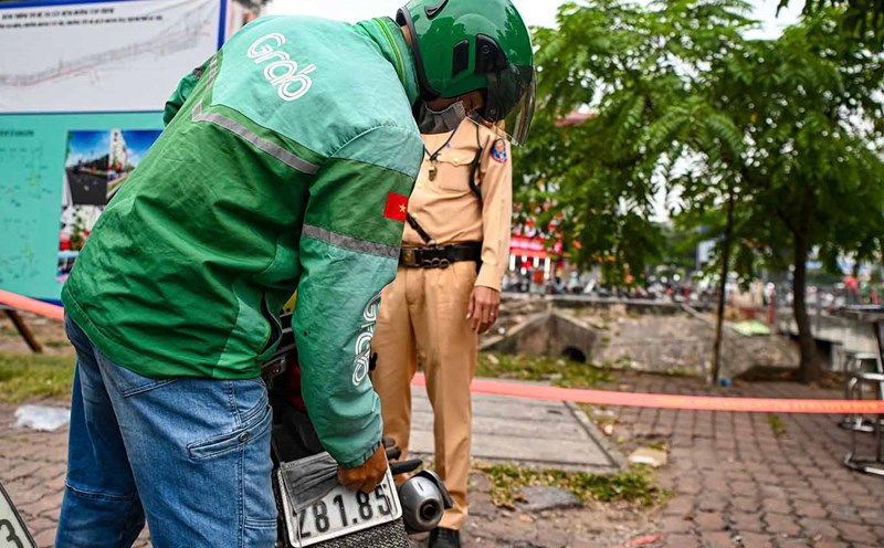 Technology-based motorbike taxi drivers worry about their accounts being locked if they "accidentally" cover their license plates
