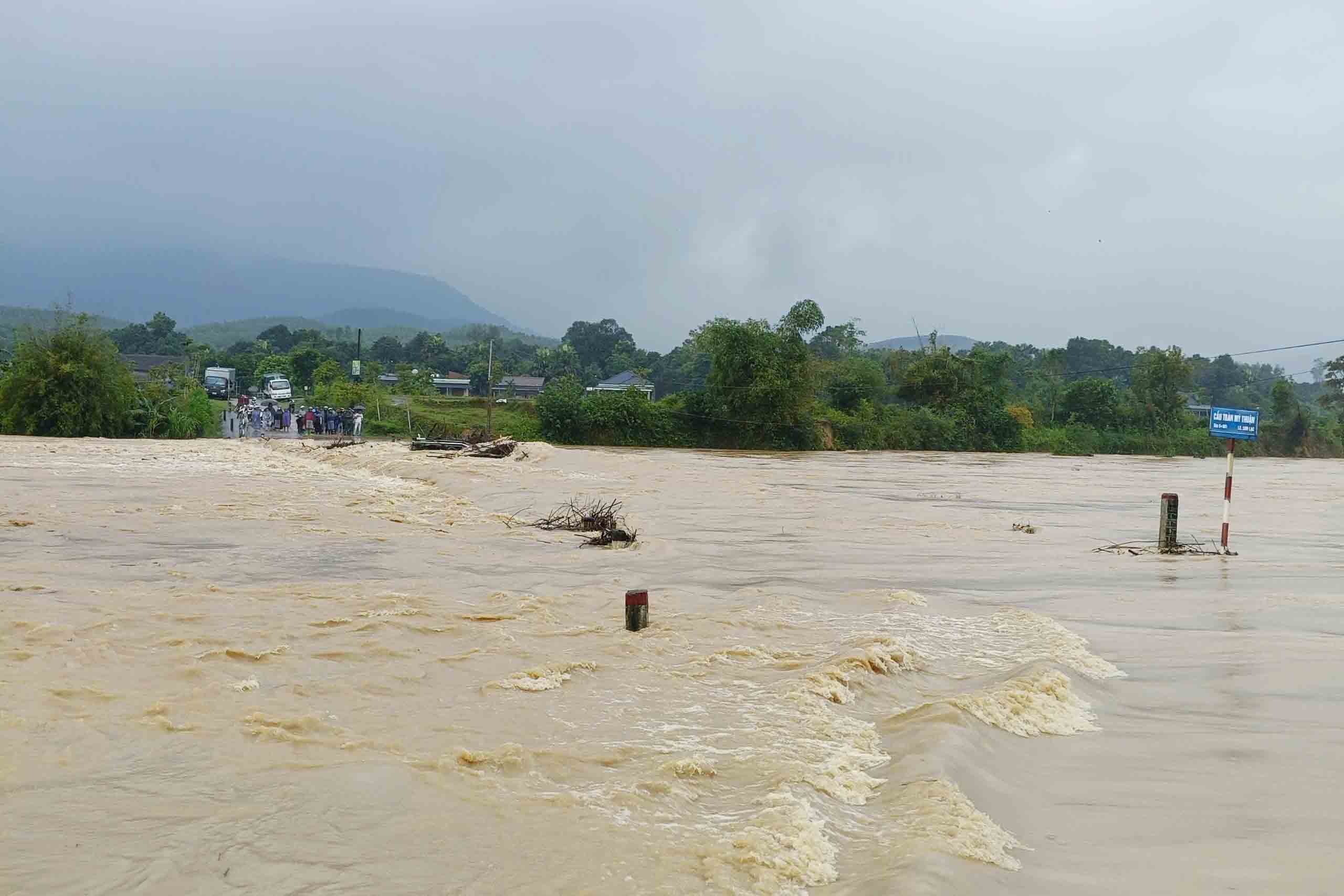 Flooding at My Thuan bridge (Ky Son commune) caused isolation. Photo: Son Tuan.