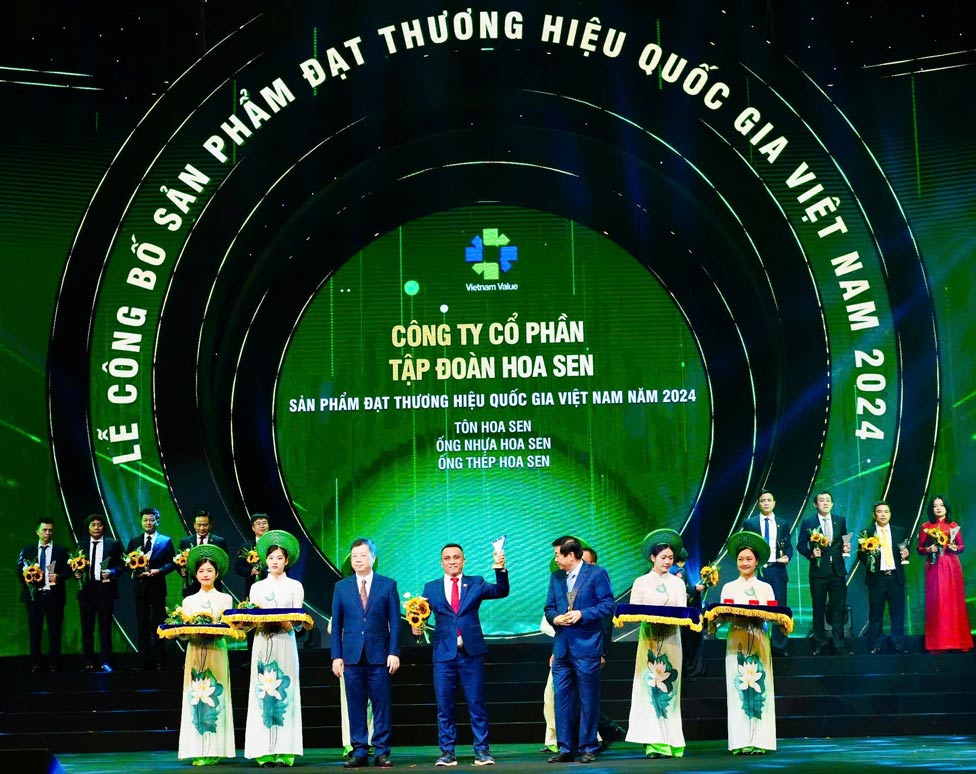 Mr. Tran Dinh Tai - Deputy General Director of Hoa Sen Group received the Vietnam National Brand 2024 logo. Photo: Provided by the company