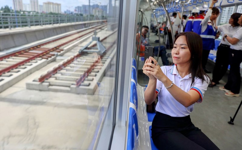 Metro Line 1 (HCMC) ticket price is proposed to be at least 6,000 VND per trip. Photo: Anh Tu