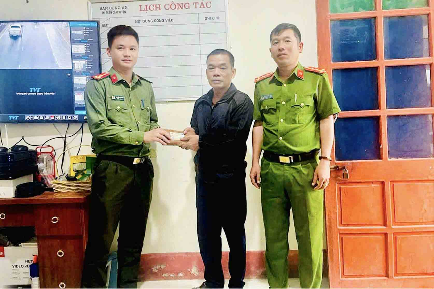 Soldier Nguyen Dinh Vu returns found property to the person who lost it. Photo: Cam Xuyen Police.