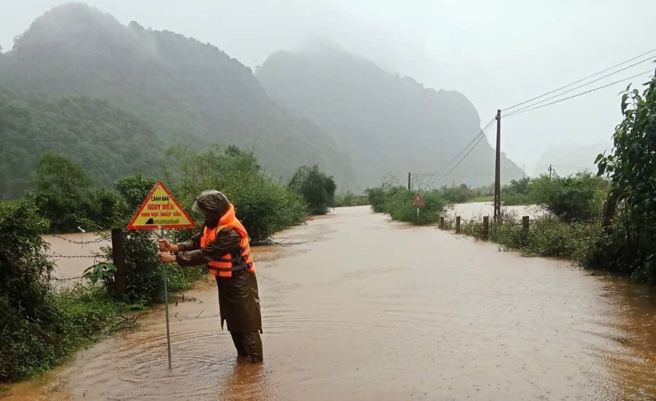 Many places in Tuyen Hoa district (Quang Binh province) were isolated due to heavy rain. Photo: H. Bang