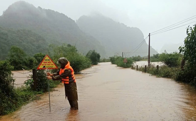 Many places in Tuyen Hoa district (Quang Binh province) were isolated due to heavy rain. Photo: H. Bang
