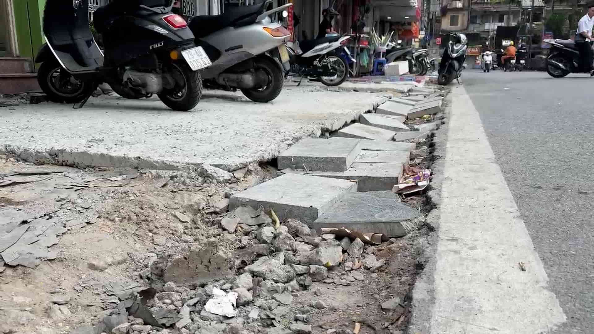 The rocky Ho Dac Di road surface affects people's lives. Photo: Hoang Loc