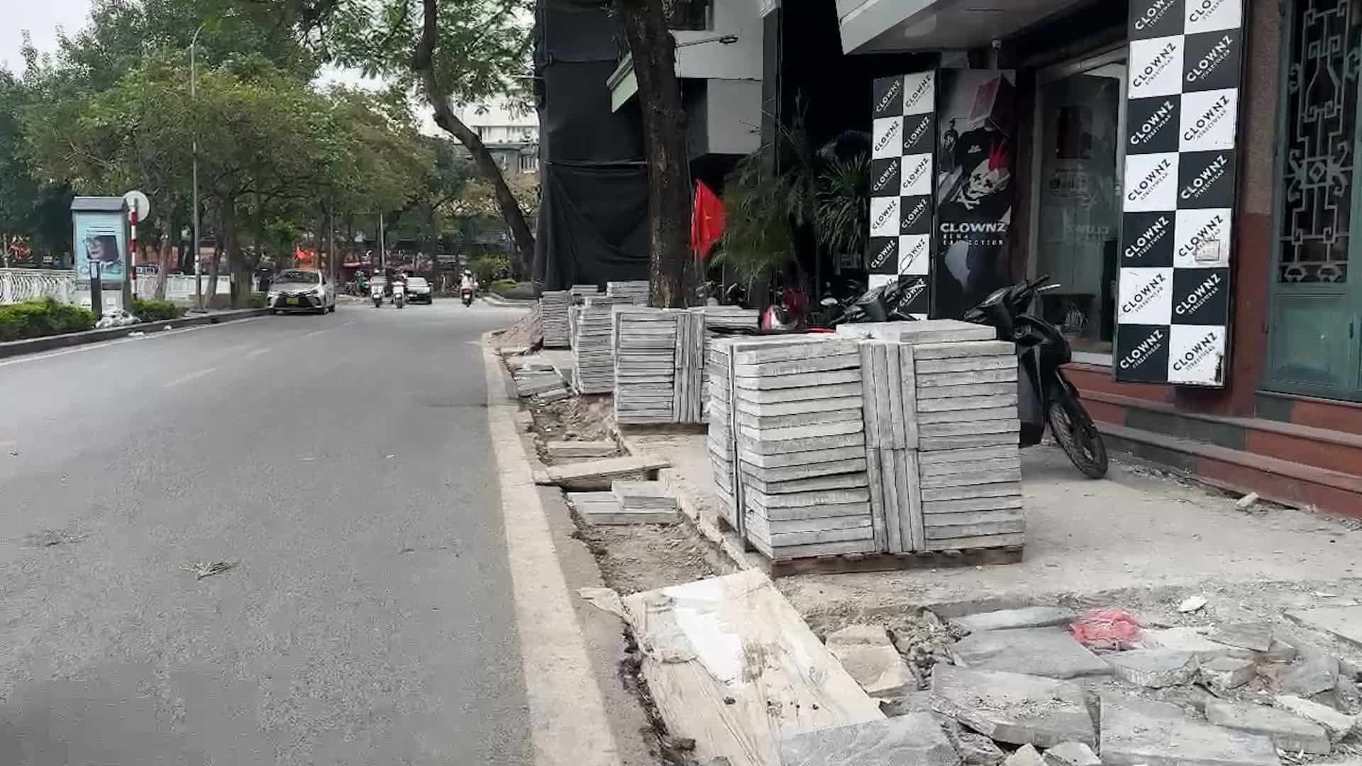 Ghi nhan cua phong vien ngay 5.11 khong co bong mot cong nhan thi cong tren tuyen duong Ho Dac Di. Anh: Hoang Loc