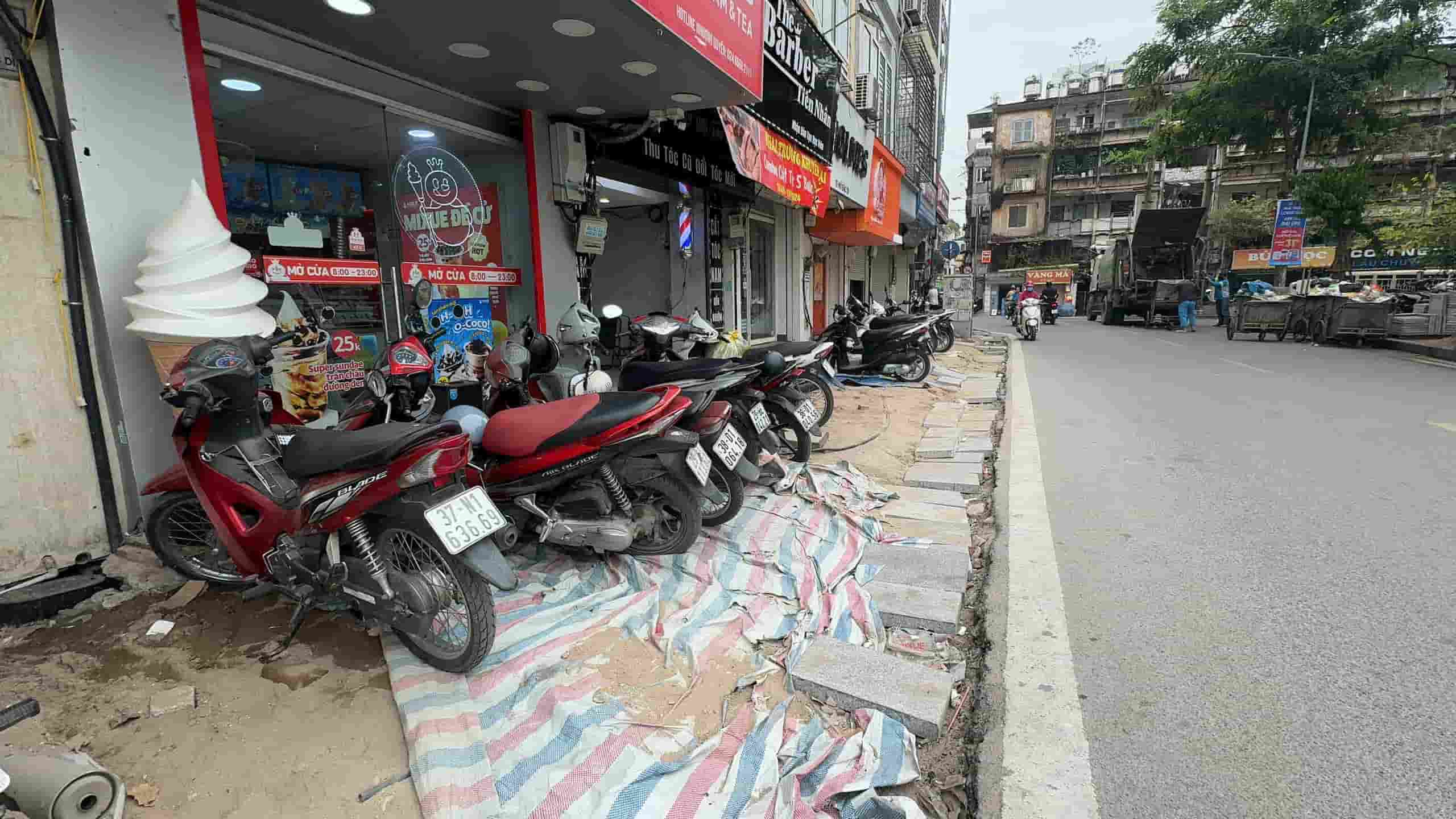 Nhieu nha trong khu vuc da phai tu minh xep da hoac trai bat truoc cua de tien di chuyen va tranh bui. Anh: Hoang Loc