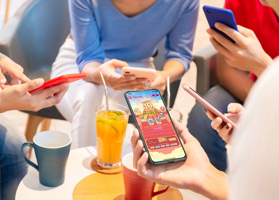 The program "Financial Travelogue" on MoMo brings the experience of exploring the exciting world of finance, users hunt for iPhone 16, lucky money envelopes... Photo: Provided by DN