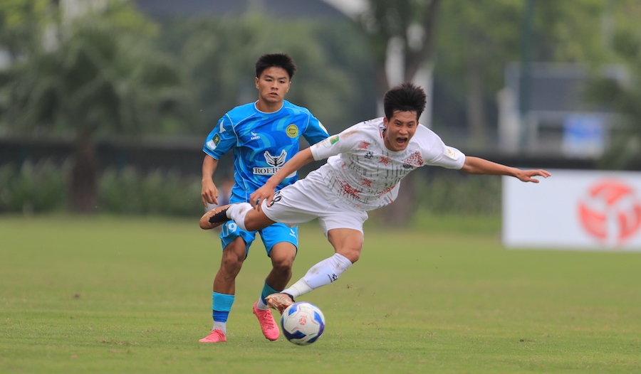 PVF-CAND (white) in a match against Hoa Binh in the second round of the First Division. Photo: VPF