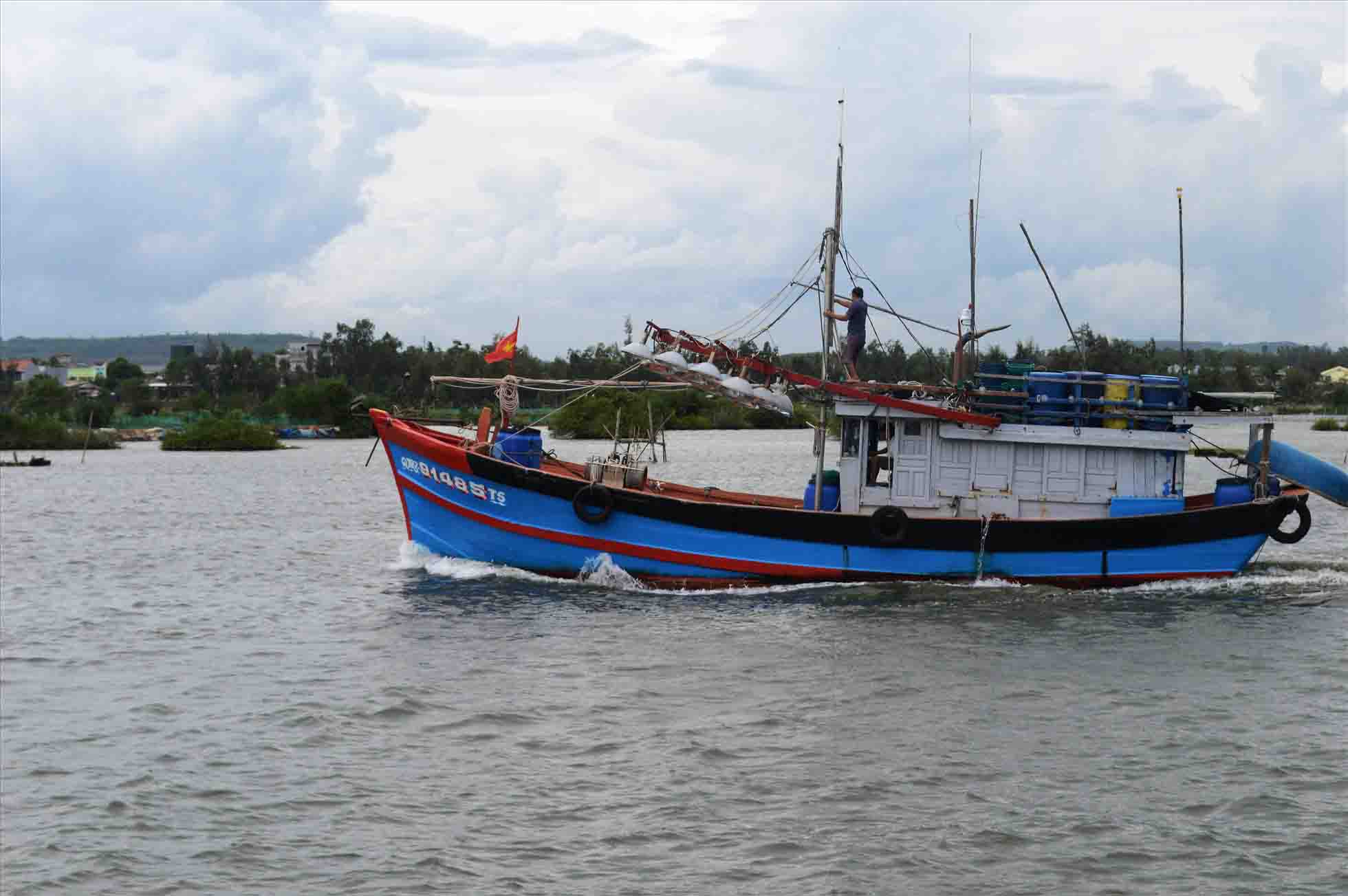 Every year, many Quang Ngai fishermen die or go missing due to natural disasters, illness... while exploiting seafood. Photo: Ngoc Vien