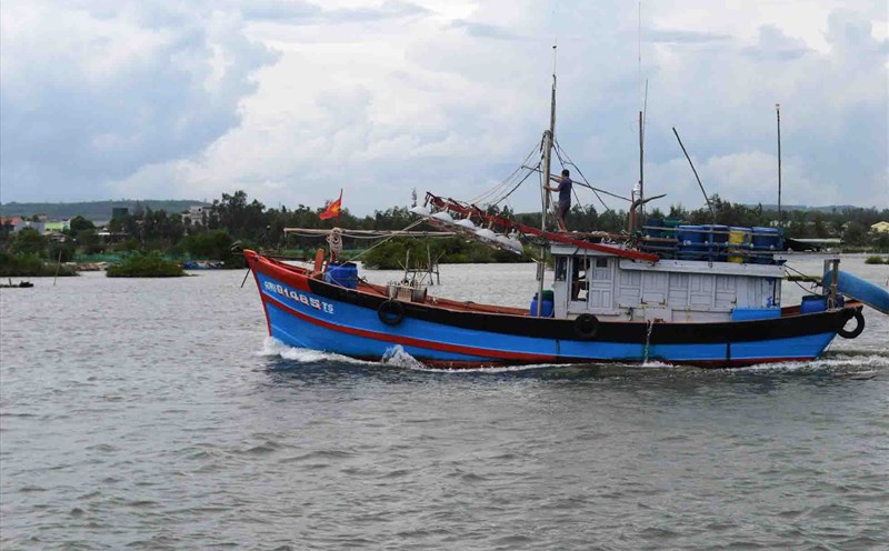Every year, many Quang Ngai fishermen die or go missing due to natural disasters, illness... while exploiting seafood. Photo: Ngoc Vien