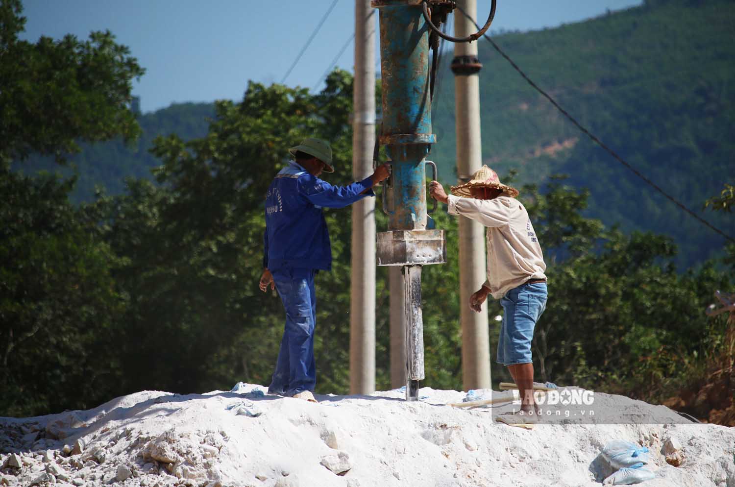 The hundred-billion-dong road in Tuyen Quang needs to break hard rocks for construction. Photo: Viet Bac.