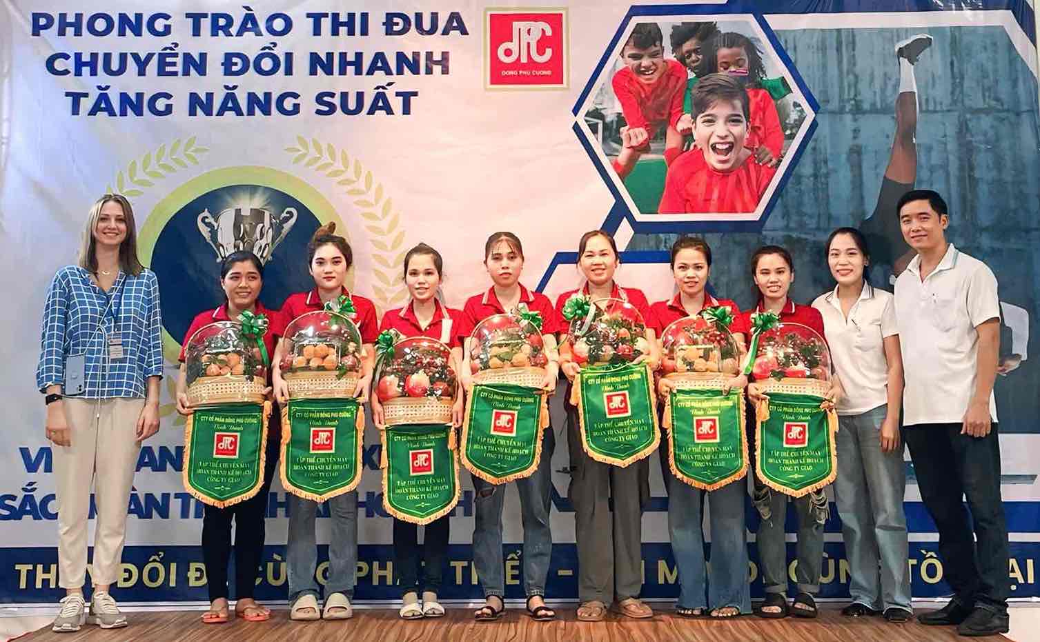 Dong Phu Cuong Joint Stock Company rewarded 15 production teams with nearly 360 million VND. Photo: HAC