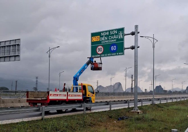 Warranty commitment sign of Son Hai Group on Nghi Son - Dien Chau expressway. Photo: Minh Hoan