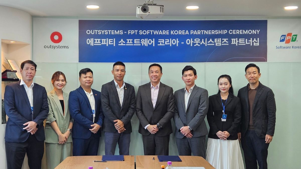 Signing ceremony of cooperation between FPT and OutSystems. Photo: FPT