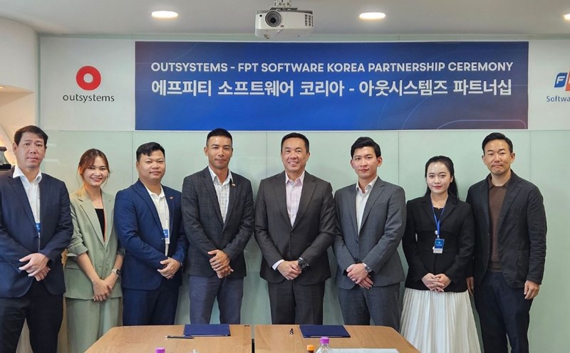 Signing ceremony of cooperation between FPT and OutSystems. Photo: FPT