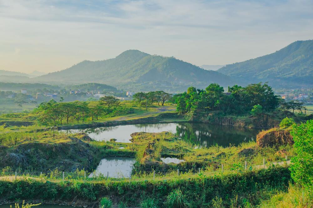 Cách trung tâm Hà Nội chỉ khoảng 30km, mỏ đá Bình Minh thuộc huyện Quốc Oai là điểm đến lý tưởng cho những người đam mê picnic, cắm trại qua đêm với không khí trong lành, diện tích rộng và không hề mất phí.