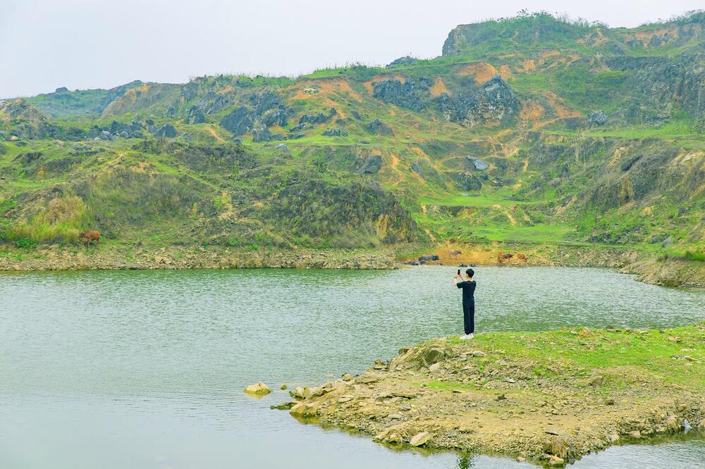 “Mỏ đá Bình Minh có cảnh quan hoang sơ, yên bình với những ngọn đồi nhấp nhô, thảm cỏ xanh mướt và hồ nước nhỏ ở giữa mỏ đá. Vì đây là ở khu vực ngoại thành nên không khí rất trong lành và mát mẻ, khác hẳn với sự ngột ngạt ở trong thành phố”, anh Hiếu cho biết. Ảnh: NVCC