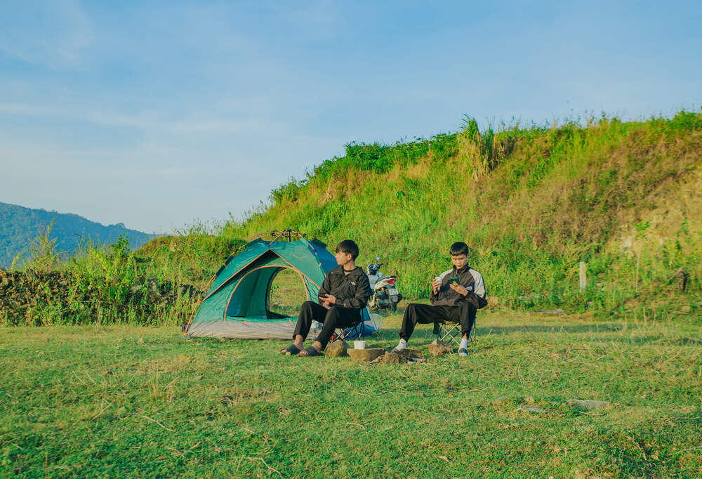 Anh Hiếu cho biết trước đây bản thân từng có trải nghiệm cắm trại tại vườn quốc gia Ba Vì với những dịch vụ phát triển hơn, dễ dàng thuê đồ cũng như sử dụng các tiện ích có sẵn. Tuy nhiên, đổi lại du khách sẽ mất phí. Ảnh: NVCC