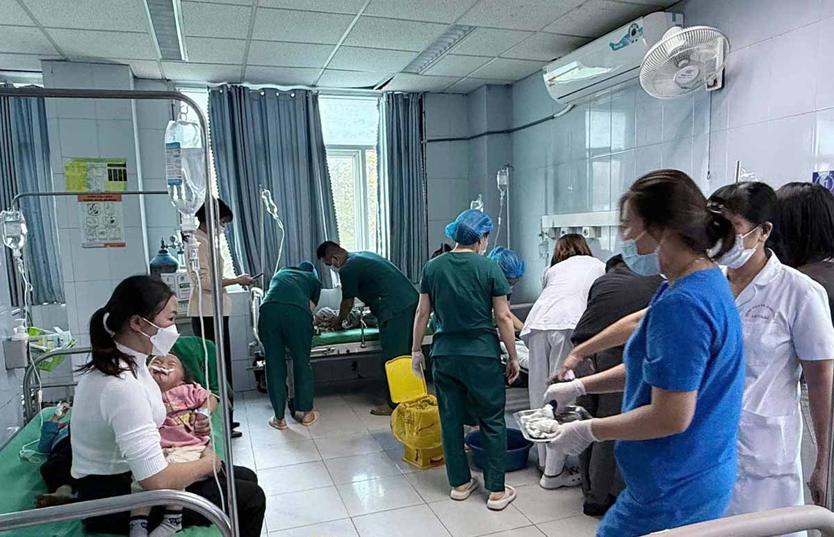 20 preschool children in Lai Chau are suspected of eating rat poison and are currently being treated at the hospital. Photo: Viet Dung