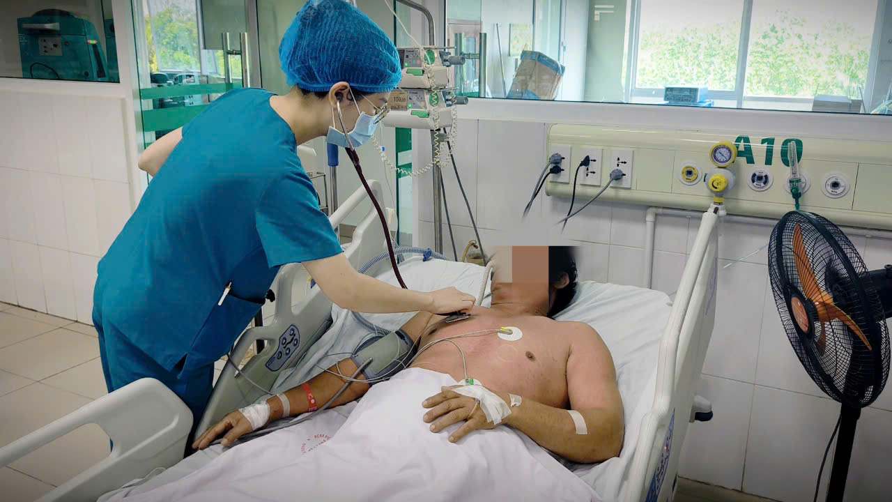 An adult patient with measles is being treated at the Central Hospital for Tropical Diseases. Photo: Thanh Dang