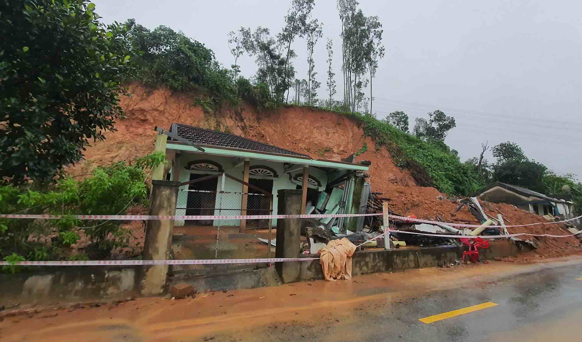 People in landslide-prone areas in Phu Loc district (Thua Thien Hue province) have been evacuated to safety. Photo: Phuc Dat.