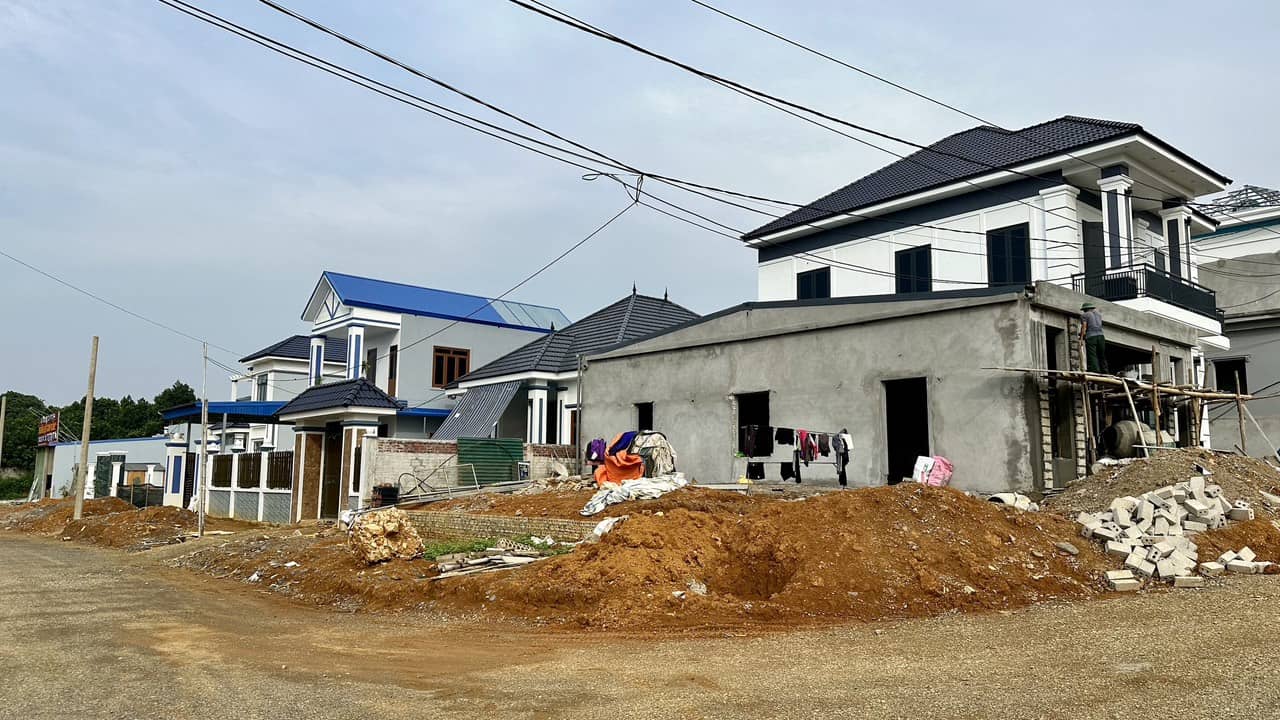 Spacious houses have been and are being built in resettlement areas of the East-West route project. Photo: Nguyen Truong