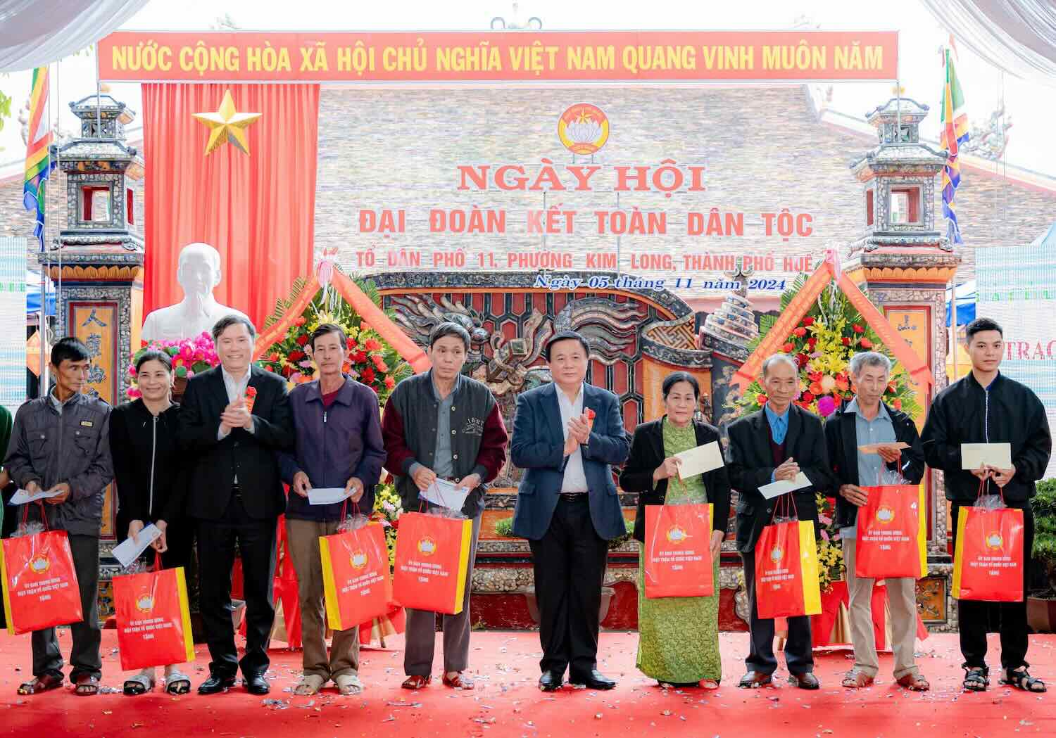 Politburo member Nguyen Xuan Thang presents gifts to disadvantaged households in Hue City. Photo: Ngoc Hieu.