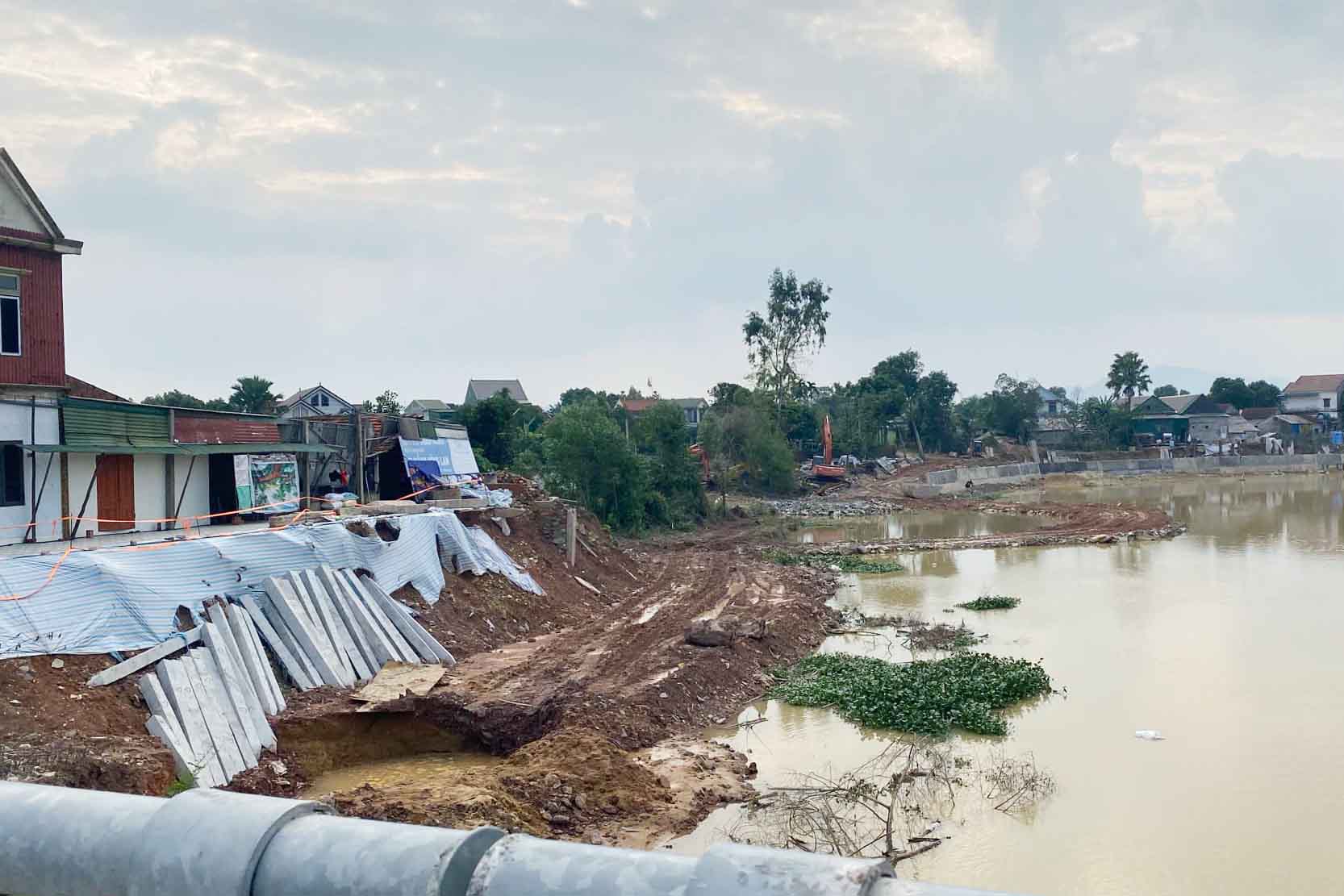 The urgent project to repair the embankment to prevent landslides on the left bank of Cho Vuc Bridge downstream, Cam Due Commune, Cam Xuyen District, is being urgently constructed after being urged due to slow progress. Photo: Tran Tuan.