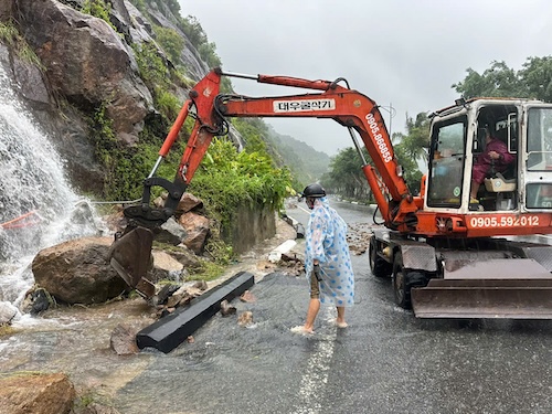 Da Nang Department of Transport clears rolling rocks on Son Tra Peninsula. Photo: Da Nang Department of Transport