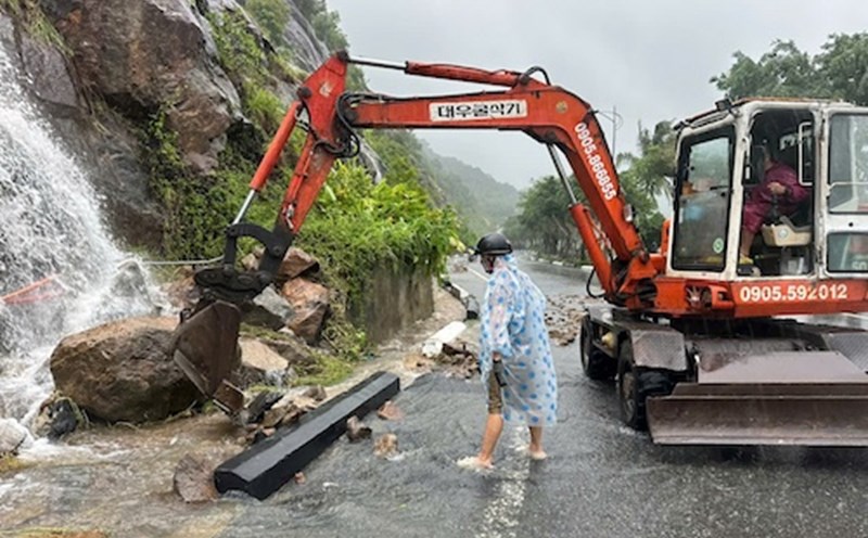 Da Nang Department of Transport clears rolling rocks on Son Tra Peninsula. Photo: Da Nang Department of Transport